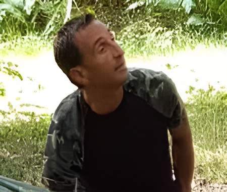 Est un ultra-trailer, spécialiste de la survie, et passionné de nature… C’est un sportif comme on n’en croise pas tous les jours. Vous l’aurez peut être vu sur le petit écran. En effet, il n’a peur de rien, pas même de se mettre à nu devant la caméra de Retour à l’Instinct Primaire©. Pendant 3 semaines, il a lutté, son seul couteau comme aide, pour survivre dans l’environnement particulièrement hostile de la forêt primaire croate, caractérisé par des tempêtes et des vagues de froid