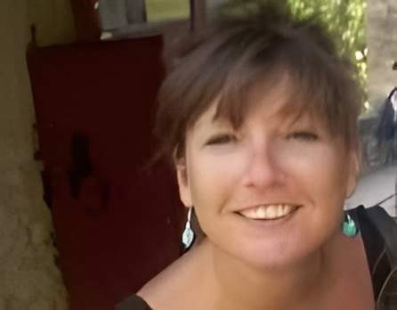 Est une formatrice survie et botaniste en herbe qui vous fait (re)découvrir les vertus oubliées des plantes dans notre vie quotidienne. Elle organise des évènements pour des clients sophistiqués depuis de nombreuses années. A votre écoute, elle vous assistera dans vos demandes et fera de votre évènement un moment inoubliable pour tous vos participants. Ayant vécu quelques années à Berlin, Laurence parle Français, Anglais et Allemand